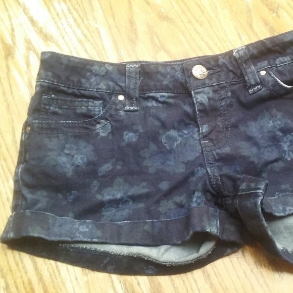 Standards & Practices Floral Jean Short - Picture 2 of 5
